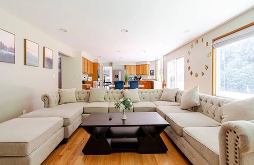 Silver Lake Casa | Lakeside Bliss: 4BR, Hot Tub