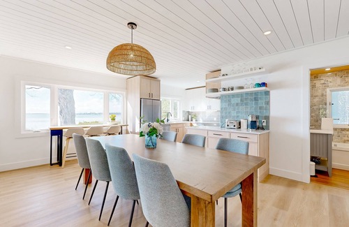 Innisfil Cabaña | Lakeside Bliss: Charming Retreat with Spectacular Views & Waterfront Location
