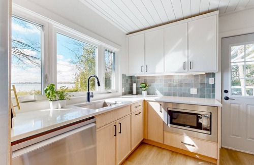Innisfil Cabaña | Lakeside Bliss: Charming Retreat with Spectacular Views & Waterfront Location