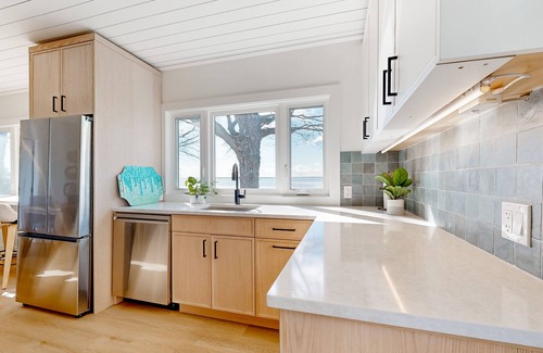 Innisfil Cabaña | Lakeside Bliss: Charming Retreat with Spectacular Views & Waterfront Location