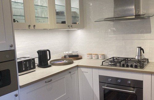 Coomba Park Casa | Lakeside Boathouse - Stylish 2 bedroom 2 bathroom Lakeside Cottage sleeps 6