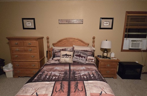 Manchester Complejo | Lakeside Cabin 1: Perfect Retreat at Enriched Cabins & Resort on Lake Delhi