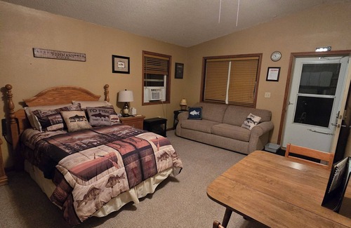 Manchester Complejo | Lakeside Cabin 1: Perfect Retreat at Enriched Cabins & Resort on Lake Delhi