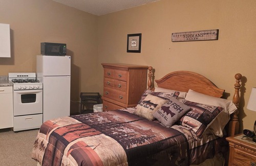 Manchester Complejo | Lakeside Cabin 1: Perfect Retreat at Enriched Cabins & Resort on Lake Delhi