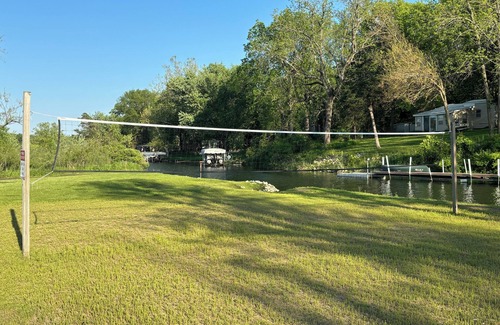 Manchester Cabina | Lakeside Cabin 2 - Perfect Retreat at Enriched Cabins & Resort on Lake Delhi