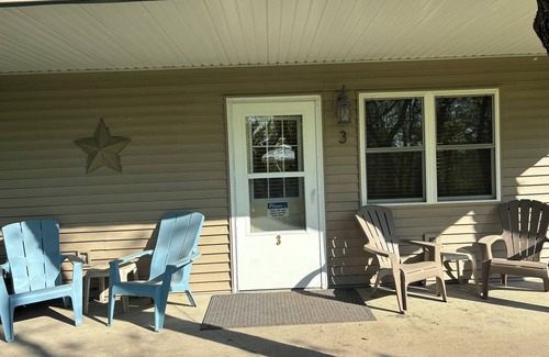 Manchester Cabina | Lakeside Cabin 3: Perfect Retreat at Enriched Cabins & Resort on Lake Delhi