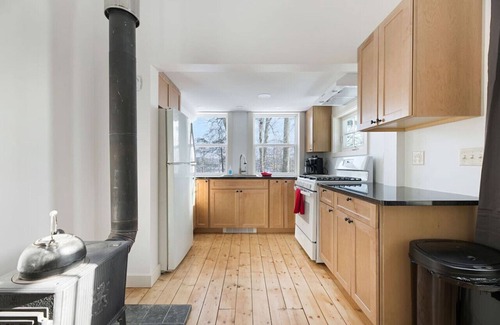 Belfast Casa | Lakeside Cabin Escape near Swan Lake