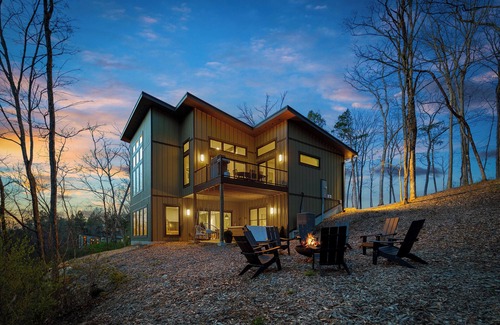 Innsbrook Casa | Lakeside Cabin Escape Hot Tub Fire Pit