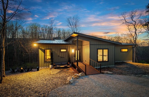 Innsbrook Casa | Lakeside Cabin Escape Hot Tub Fire Pit