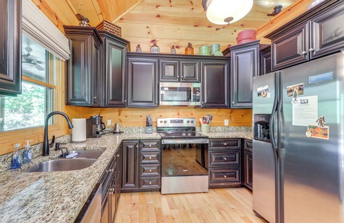 Walnut Mountain Cabina | ¡NUEVO! Retiro familiar junto al lago con sala de juegos + bañera de hidromasaje.