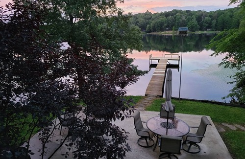 Brookport Casa | Lakeside Cabin in Southern Illinois with Hot Tub!