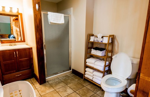 Caratunk Cabina | Lakeside cabin nestled along the shores of Wyman Lake.
