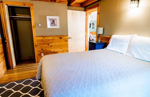 Caratunk Cabina | Lakeside cabin nestled along the shores of Wyman Lake.