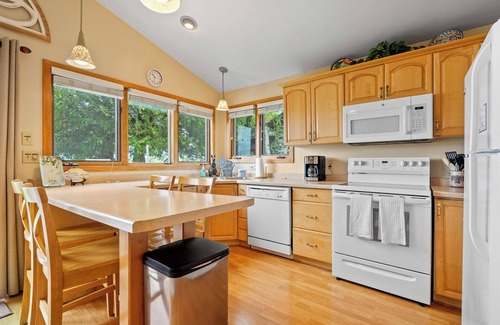 Baileys Harbor Cabina | Lakeside Cabin on Kangaroo Lake - playground for kids!