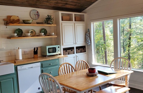 Avinger Casa | Lakeside Cabin on Lake O' the Pines Tx