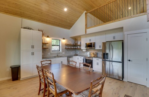 Lakeside Cabina | Lakeside Cabin Retreat w/ Private Hot Tub!