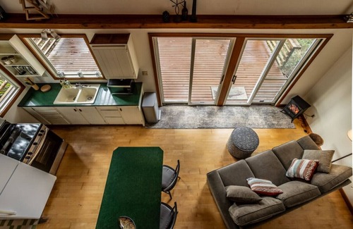 Sedro-Woolley Cabina | Cozy Lakeside Cabin w/ Dock & Stunning Views