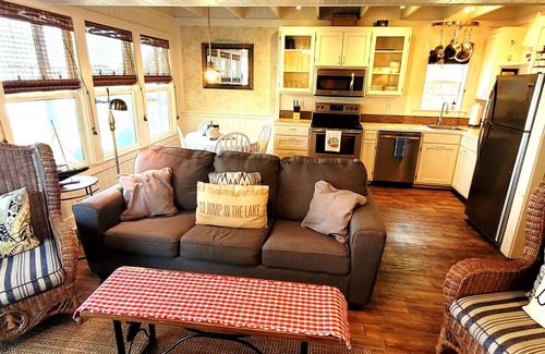 Pointblank Cabina | Waterfront Cottage With Your Own Personal Sandy Beach and Expansive Lake View