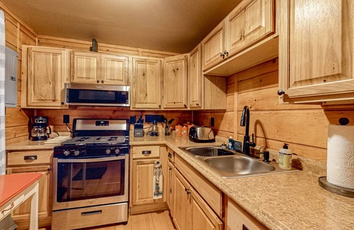 Three Lakes Cabina | Lakeside cabin with a firepit, sunroom, & seasonal dock