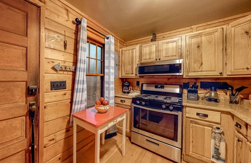 Three Lakes Cabina | Lakeside cabin with a firepit, sunroom, & seasonal dock