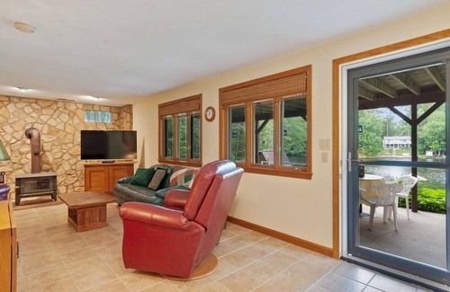 Barnstead Chalet De Esquí | Lakeside Charm, Private Beach, Gun Stock, Locke Lake, all season memories
