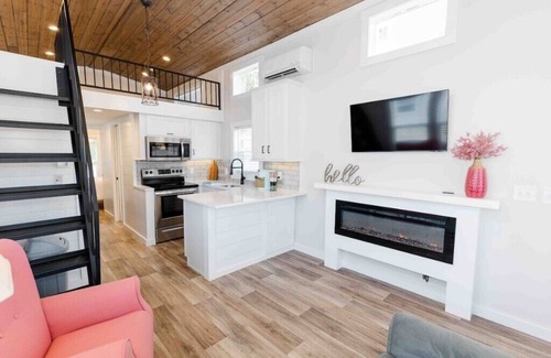 Lincoln Casa | Lakeside Chic: Stylish Family Tiny Home Retreat #5