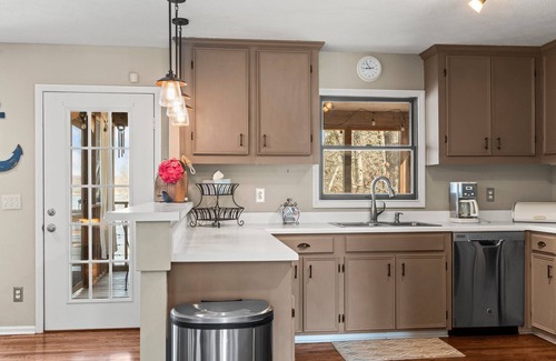 Winchester Casa | Lakeside Comfort with Private Dock! Close to local marinas!!