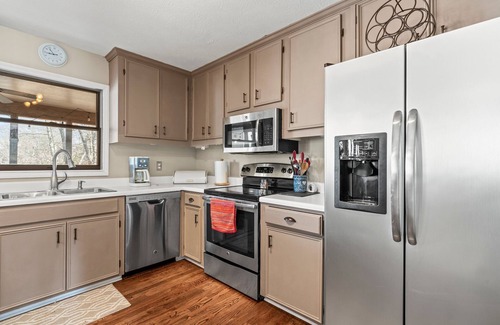 Winchester Casa | Lakeside Comfort with Private Dock! Close to local marinas!!