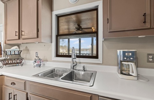 Winchester Casa | Lakeside Comfort with Private Dock! Close to local marinas!!