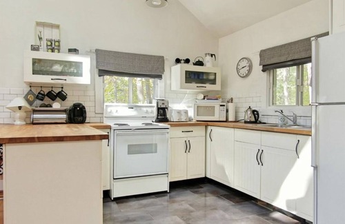 Lake St. Peter Cabaña | Lakeside Cottage Near Algonquin Park