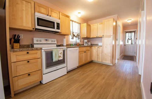 Frankfort Cabaña | Lakeside Cottage #2, Waterfront on Upper Herring Lake, AC, Kayaks, SUPs, Rowboat