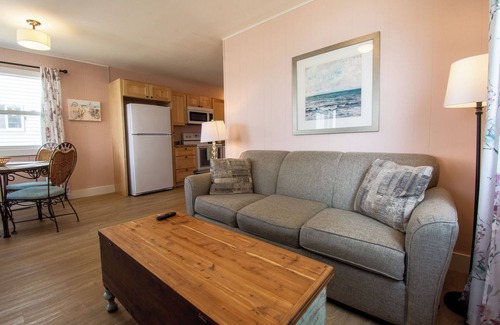 Frankfort Cabaña | Lakeside Cottage #2, Waterfront on Upper Herring Lake, AC, Kayaks, SUPs, Rowboat