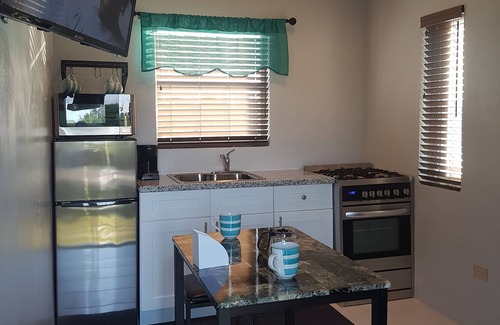 Coral Harbour Cabaña | Lakeside Cottage by Nature (Near ALBANY & Airport)