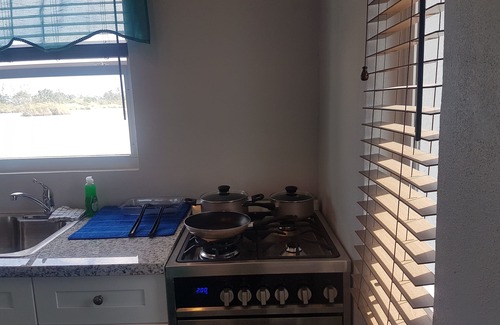 Coral Harbour Cabaña | Lakeside Cottage by Nature (Near ALBANY & Airport)