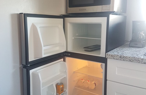 Coral Harbour Cabaña | Lakeside Cottage by Nature (Near ALBANY & Airport)