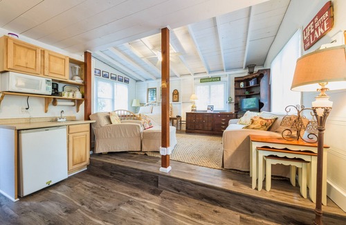 Fennville Casa | Lakeside Cottage - Right across of Westside County Park with lake access