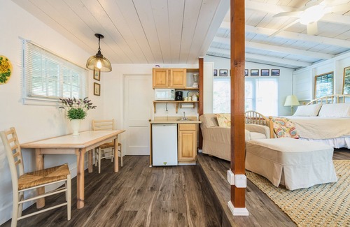 Fennville Casa | Lakeside Cottage - Right across of Westside County Park with lake access