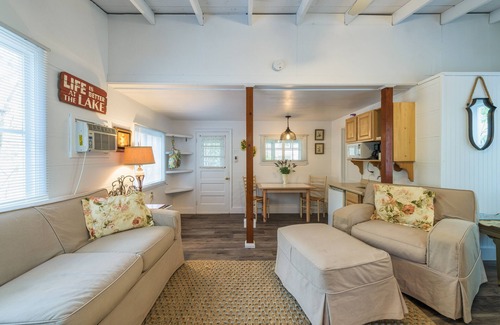 Fennville Casa | Lakeside Cottage - Right across of Westside County Park with lake access
