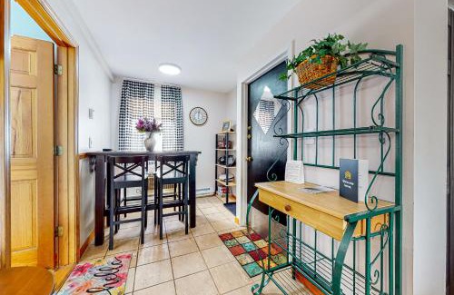 Weirs Beach Apartamento | Lakeside Delight, unit 423
