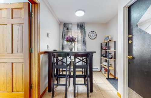 Weirs Beach Apartamento | Lakeside Delight, unit 423