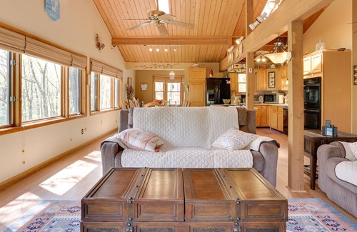 Pocono Mountain Lake Estates Cabina | Lakeside Dingmans Ferry Vacation Rental Cabin!