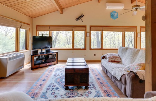 Pocono Mountain Lake Estates Cabina | Lakeside Dingmans Ferry Vacation Rental Cabin!
