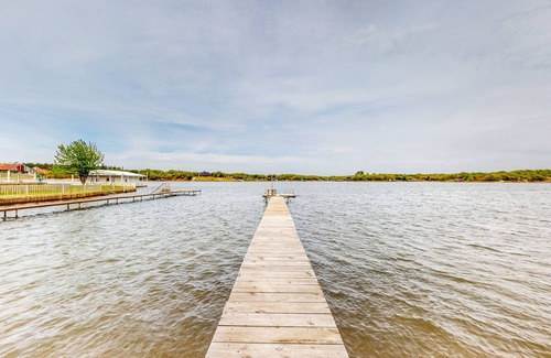 Bowie Casa | Lakeside dog-friendly retreat with covered patio