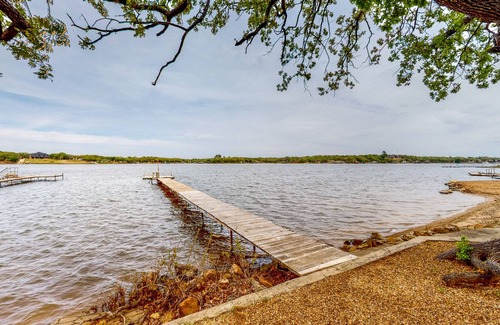 Bowie Casa | Lakeside dog-friendly retreat with covered patio