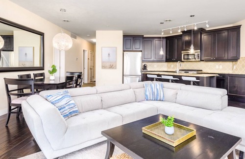 Westbank Condominio | Lakeside Elegance: 3-Bedroom Condo at Barona Beach