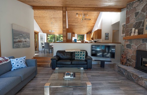 Torrance Casa | Lakeside Escape in Muskoka
