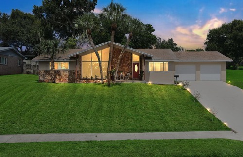 Auburndale Casa | Lakeside Escape - Modern & Spacious - Ace Location
