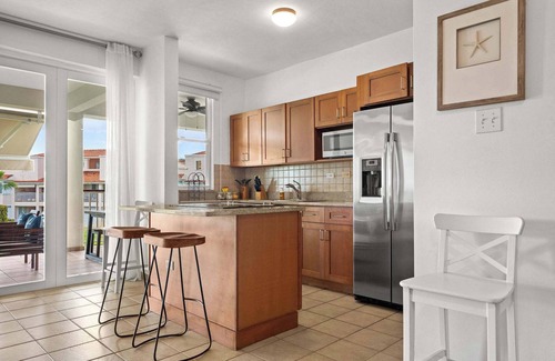 Candelero Abajo Apartamento | Lakeside Escape | Stylish Unit with BBQ and Pool