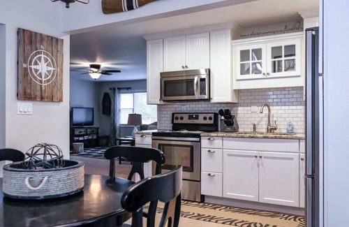 Cynthiana Casa | Lakeside Escape ~ Waterfront w/Hot Tub (NEW DOCK!)