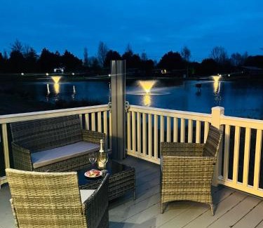 Allerthorpe Cabina | Lakeside Escape with Hot Tub